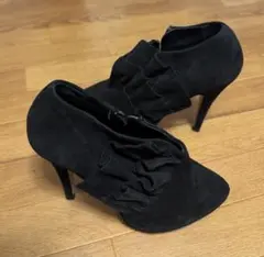 ZARA ブラックスエードフリルブーティ