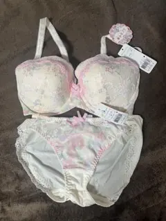 【未使用】アイボリー・ピンク ブラジャー、ショーツセット