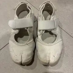 Nike ホワイト スニーカー ストラップ付き