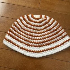 オレンジと白のストライプのニット帽