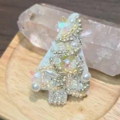 【ハンドメイド】クリスマスツリー型ブローチ　ホワイト