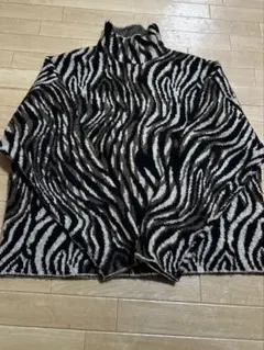 ゼブラ柄タートルネックニット