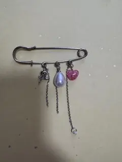 パールとハート型チャームのブローチ