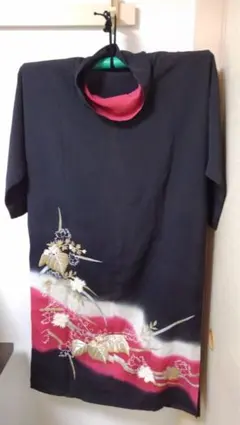 着物リフォーム　ワンピース　黒と赤の花柄刺繍のサムネイル