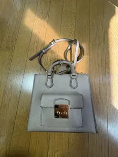 MK グレー 皮革 ハンドバッグ フロントロック付き
