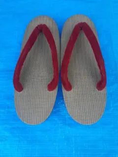 赤い鼻緒のストライプ下駄