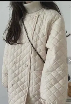 クリーム色 キルティング ノーカラージャケット