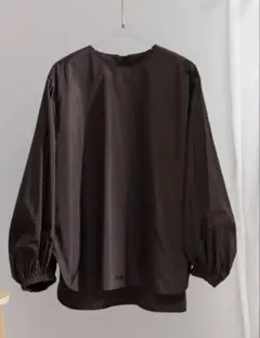 新品未使用　ebure マイクロタフタ　ショート丈　ブラウス　ネイビー　38 ebure 未使用 23AW エブール コットンツィードツイル ハイネック