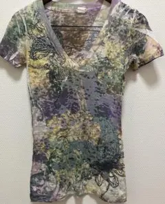 vネックティーシャツ