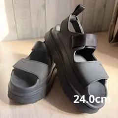 UGG ゴールデングロウ サンダル　24 7サイズのサムネイル