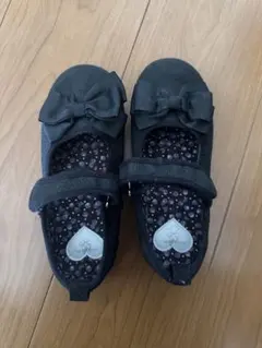 anyFAM リボン付き黒キッズシューズ 21.0cm