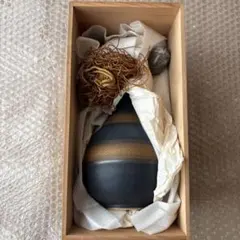 青と茶色のストライプの陶器花瓶