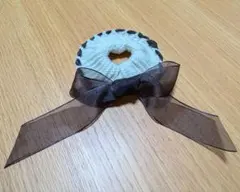 クリーム色のニットシュシュ