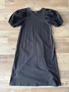 新品GU ブラック パフスリーブ ワンピース