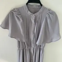 ライトグレー フリル付きドレス