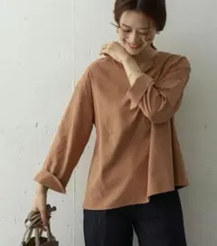 アーバンリサーチ秋キャメルブラウンカラースウェーディサテンキーネックプルオーバー