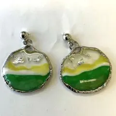 6162 銀箔つきグリーンとイエロー、ホワイトのグラデーションピアス