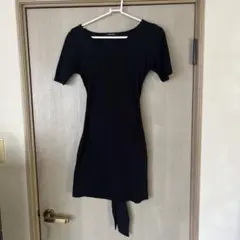 黒のVネック半袖ミニワンピース