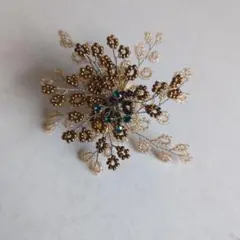 華やかな花モチーフブローチ