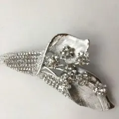 エレガントな花形シルバーブローチ　ヴィンテージ　クリスタル