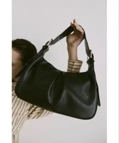 un/neu ワンハンドルタックハンドバッグ