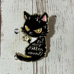 見返り黒猫のピンバッジ　ピンブローチ　A 丸型クラッチ