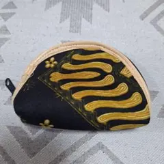 布製ポーチ 黒地 金色 赤色模様