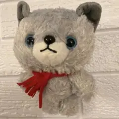 グレーのクマ ぬいぐるみ 赤いマフラー付きのサムネイル