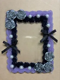 紫と黒のトレカケース　ホイップデコ　バラ　リボン