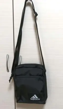 新品 adidas アディダス 縦型 ショルダーバッグ ポシェット ブラック 黒