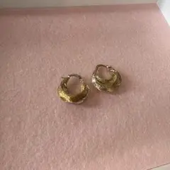ゴールド波状フープピアス