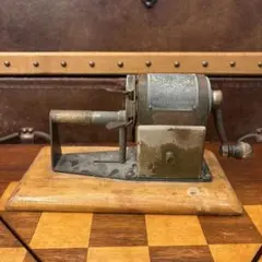 【100年以上前】 1904年特許 USA製 アンティーク手動　鉛筆削り 100年以上前】 1904年特許 USA製 アンティーク手動 鉛筆削り - メルカリ