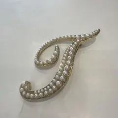 パール装飾のエレガントブローチ