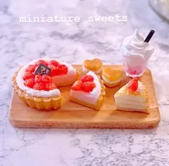 苺タルトとミルクレープのスイーツセット　ミニチュアスイーツ　フェイクフード