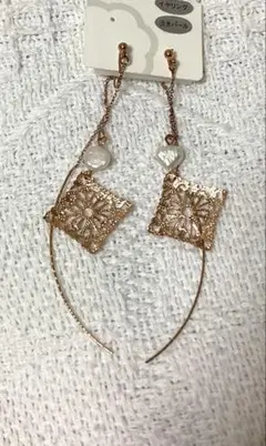 透かしパーツとさざれパール イヤリングのサムネイル