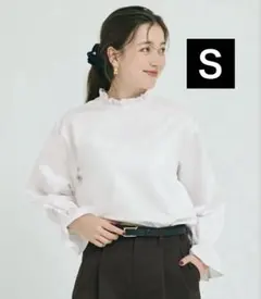 フリルネックブラウス