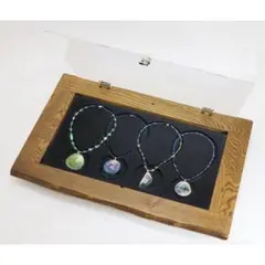 アクセサリ−が見える栗材の 木製ジュエリーディスプレイケース アクリル蓋付き アクセサリ−が見える栗材の 木製ジュエリーディスプレイケース