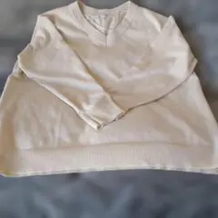 GU アイボリー オーバーサイズ感Vネック ニット