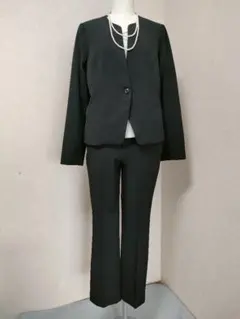 新品あり a.v.vノーカラージャケット　ユニクロパンツ　セットアップ