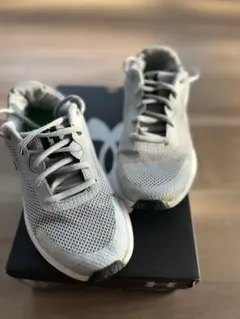 値下げ！アンダーアーマーUNDER ARMOUR キッズスニーカー　23.5cmのサムネイル