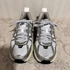 NIKE V2K Runスニーカー　US６