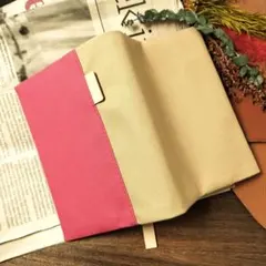 【文庫本サイズ】ブックカバー　帆布　コーラルピンク×ベージュ(タグ　ヌメ革)