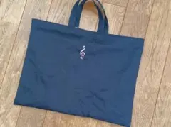 ハンドメイド　ピンク音符刺繍紺色のレッスンバッグ