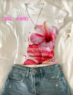 【新品・未使用】ハイビスカス花柄スリムフィット ホワイトTシャツ