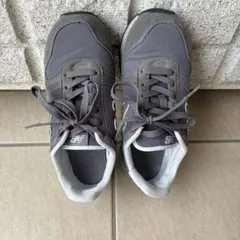 new balance グレー スニーカー