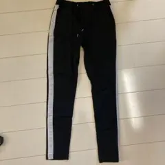 黒のイージーパンツ サイドストライプ