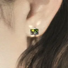 P064 アクリル樹脂 キューブ カラフルクリスタル オーロラ 樹脂ピアス