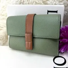 【極美品】LOEWE 二つ折り財布 ミントグリーン ✨️美品✨️LOEWE ロエベ バーティカル 二つ折り財布 ミントグリーン