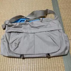 プーマ　2way ショルダーバッグ　ベージュ　大きめ　軽量