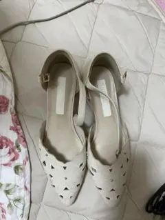 レディース パンプス アイボリー 花柄 カットワーク ストラップ